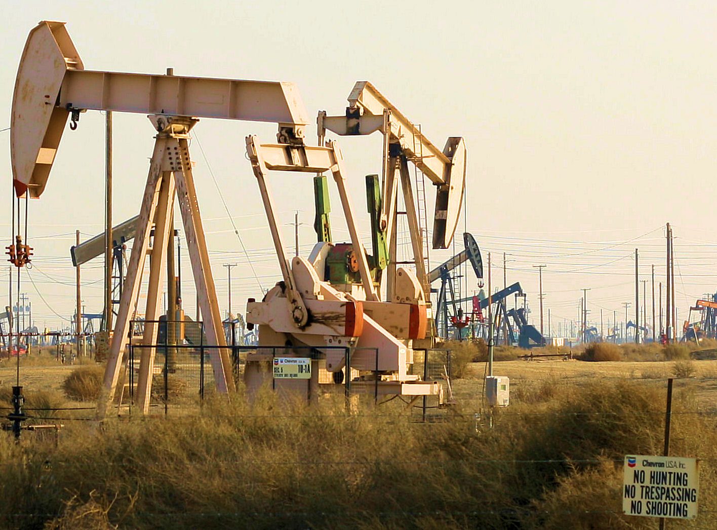 Torre de perforación petrolera en la formación Vaca Muerta, Neuquén, Argentina